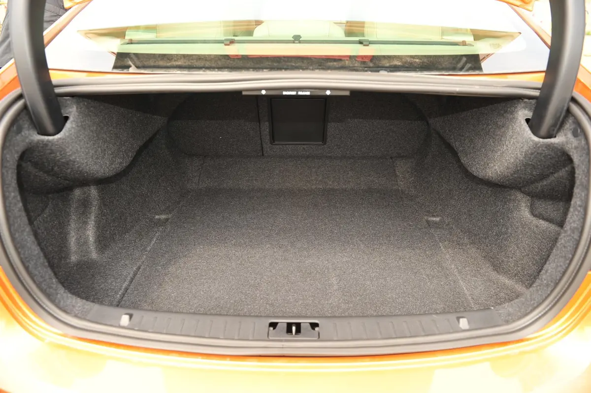 沃尔沃S60(进口)3.0T AWD 智尊版行李箱空间