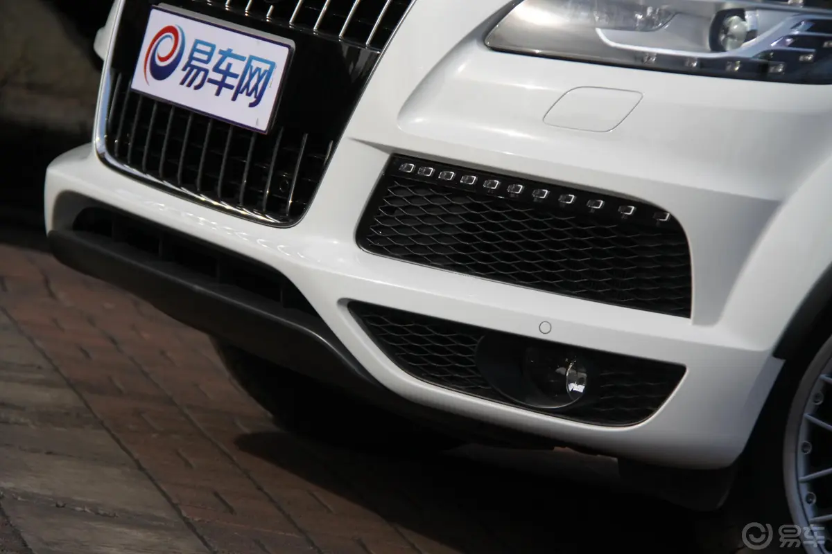 奥迪Q73.0 TFSI quattro(200kW) 专享型外观