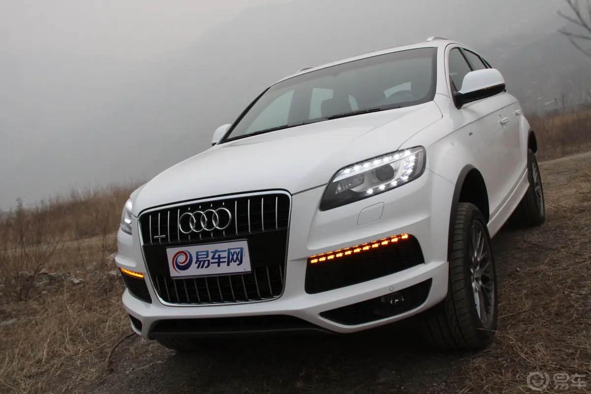 奥迪Q73.0 TFSI quattro(200kW) 专享型外观