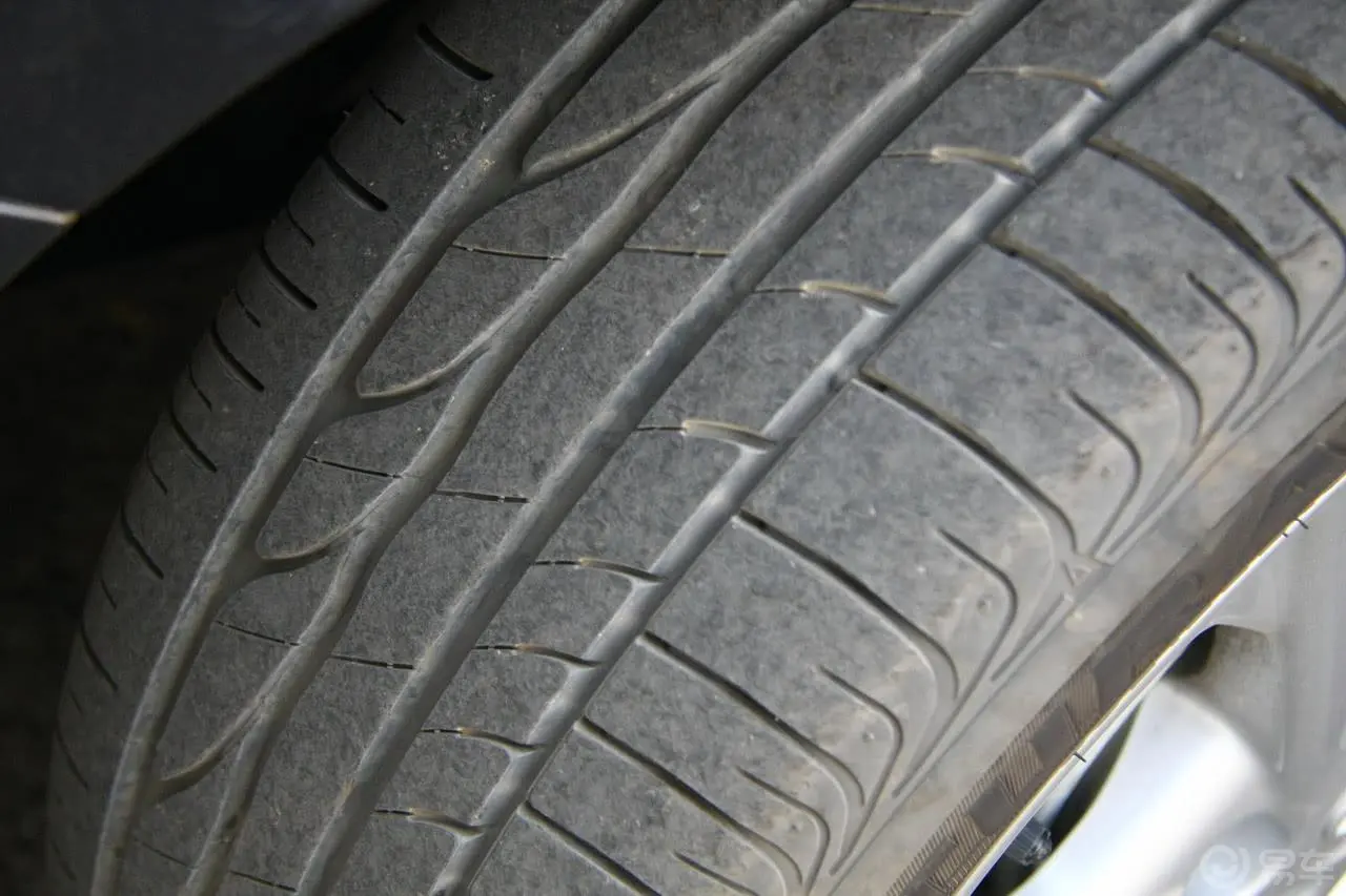 卡罗拉1.8L GL-i CVT轮胎花纹