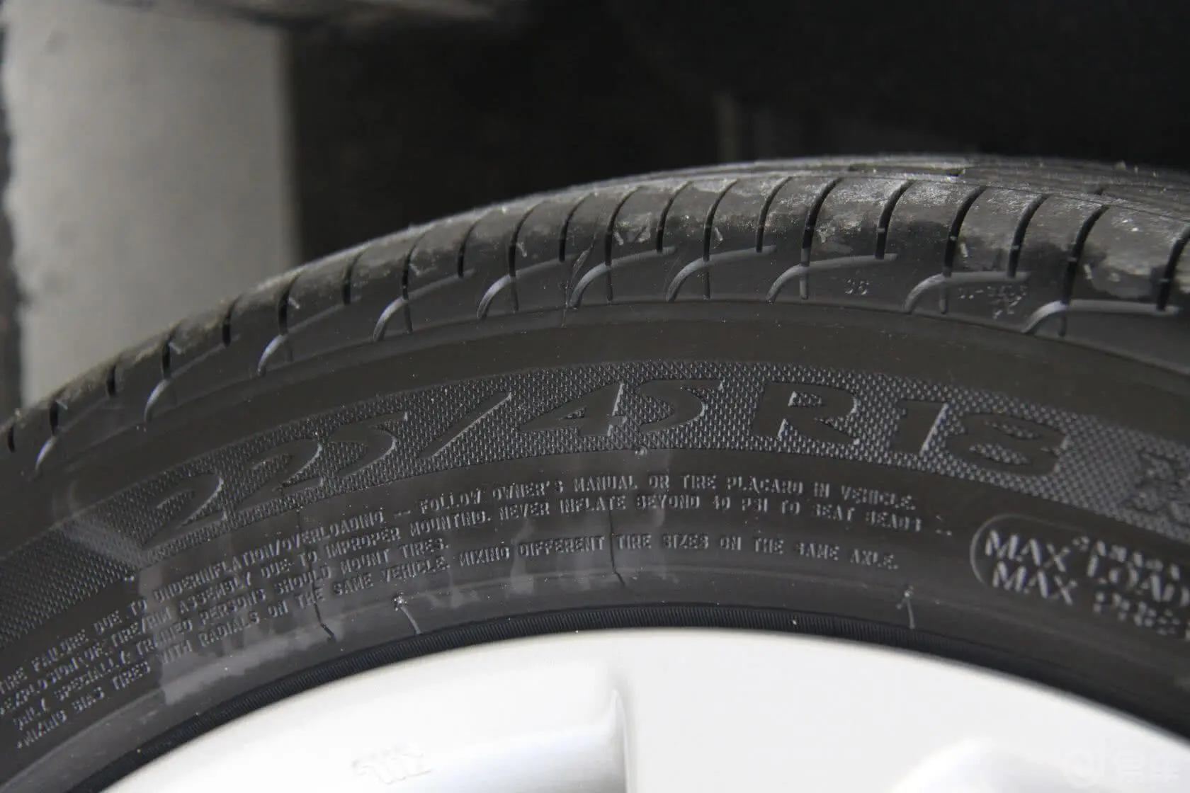 索纳塔2.4 DLX 自动尊贵版轮胎规格