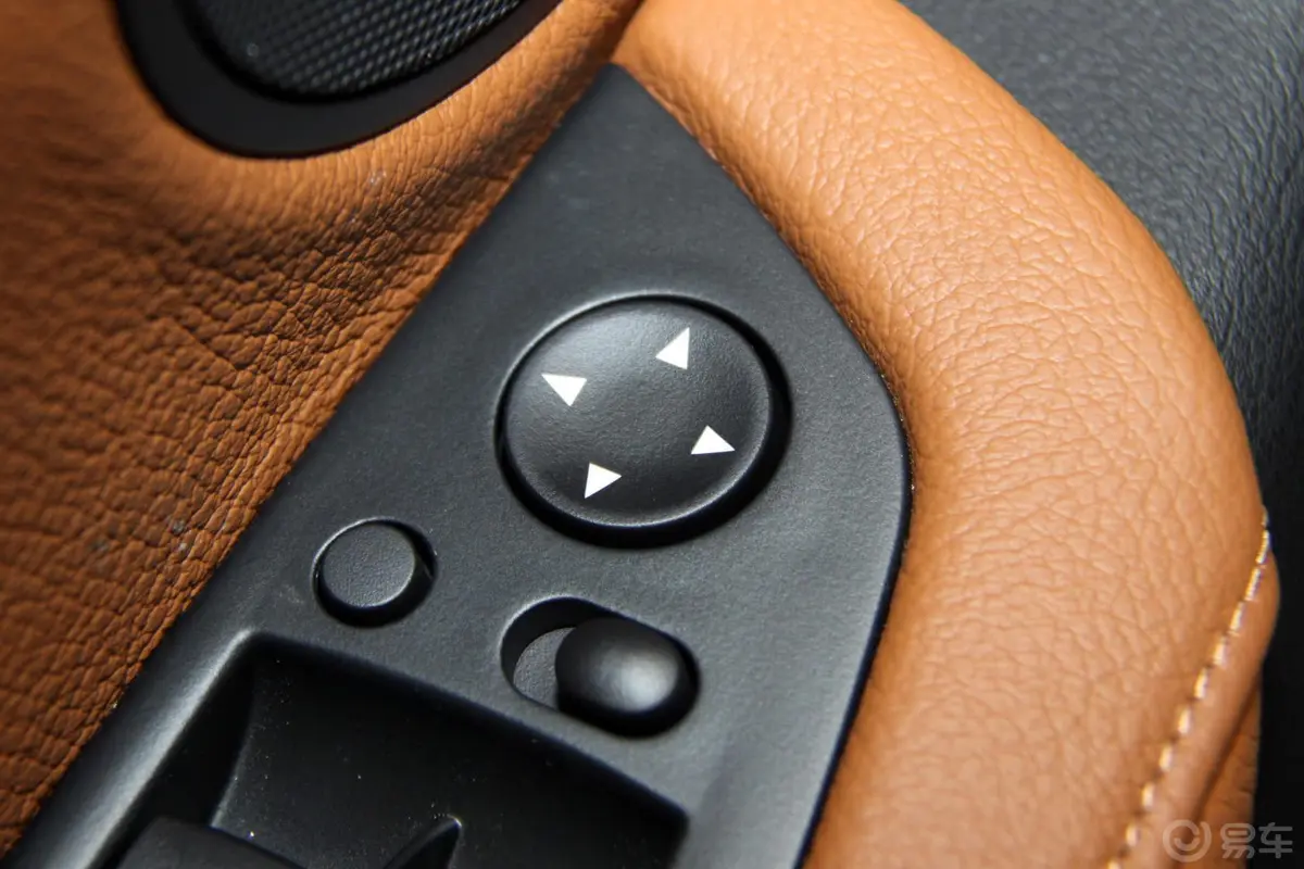 宝马X6xDrive35i 美规版外后视镜控制键
