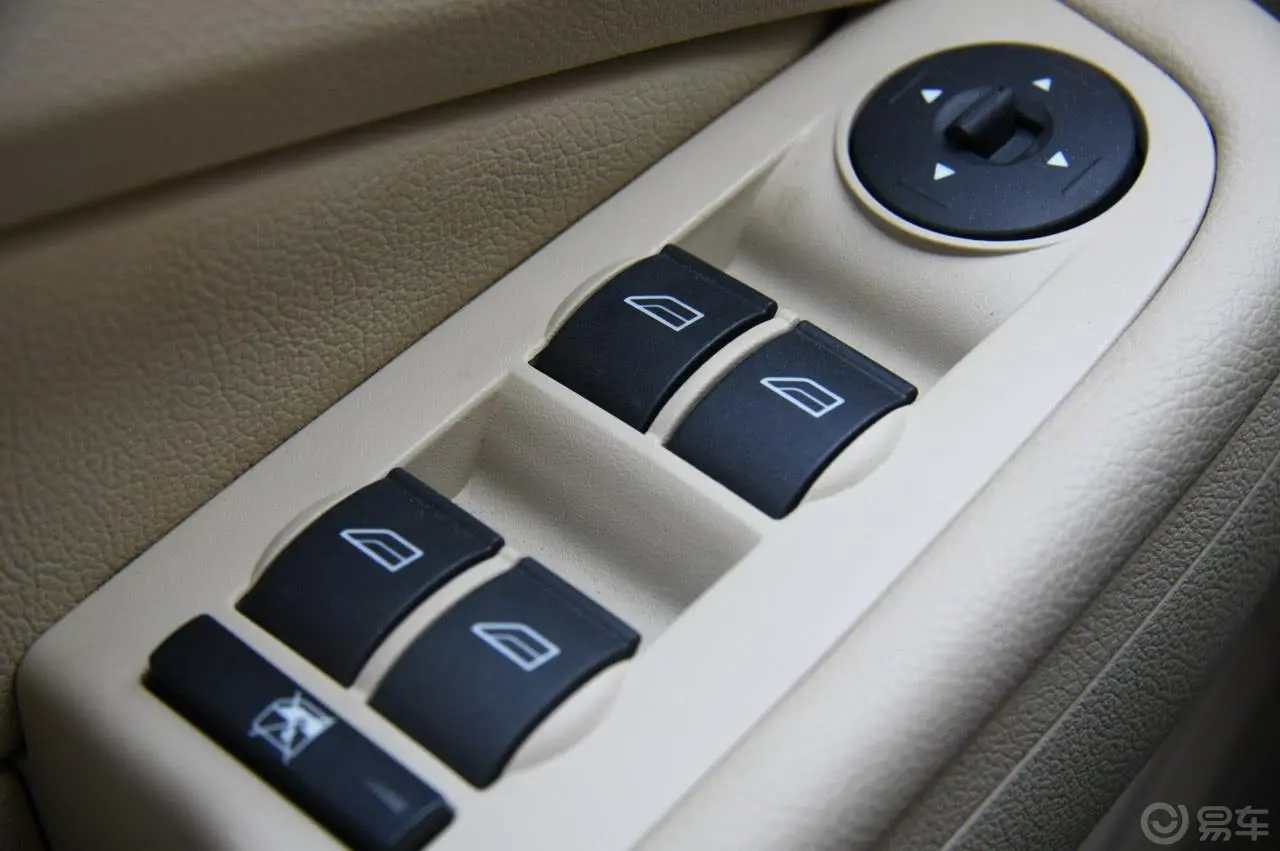 福克斯三厢 1.8自动时尚型电窗控制键