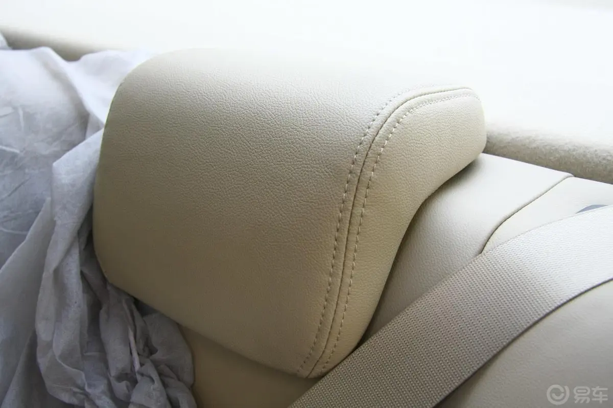 福克斯三厢 1.8自动时尚型后排头枕