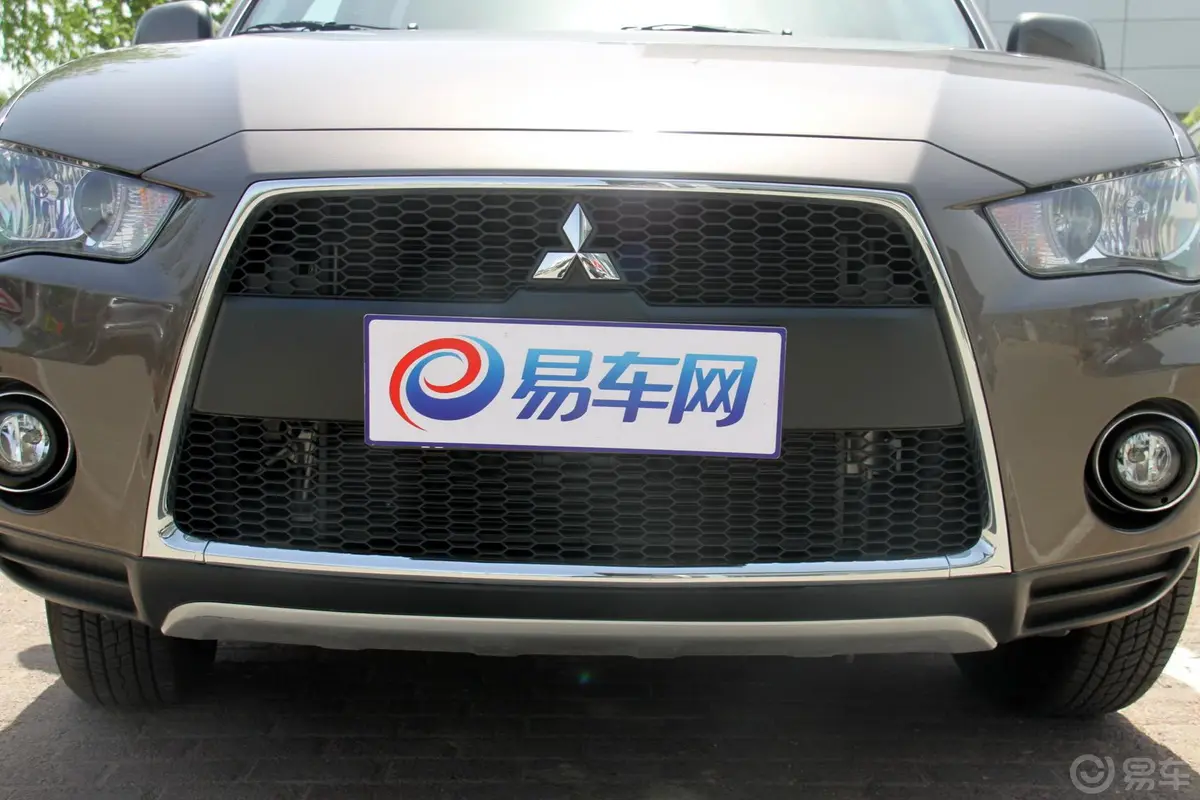 欧蓝德(进口)EX劲界 2.0L CVT 四驱 都市版前格栅侧俯拍