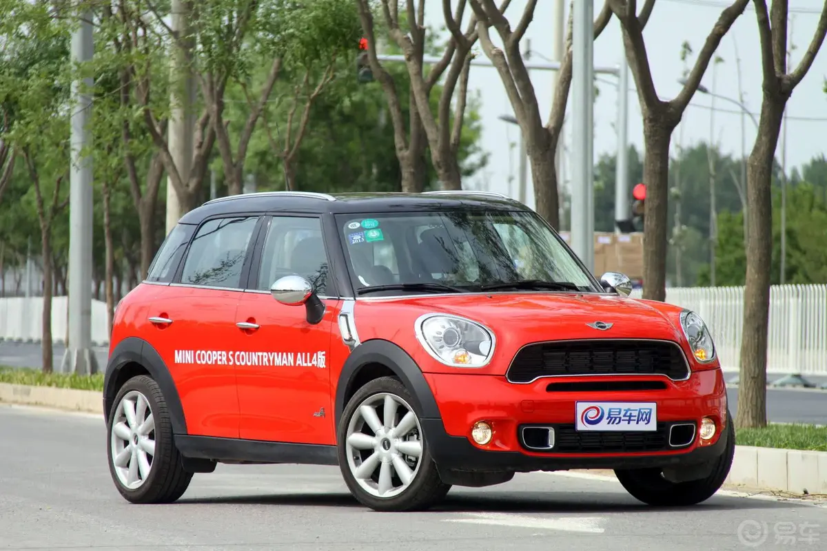 MINI COUNTRYMAN1.6T COOPER S All 4侧前45度车头向右水平