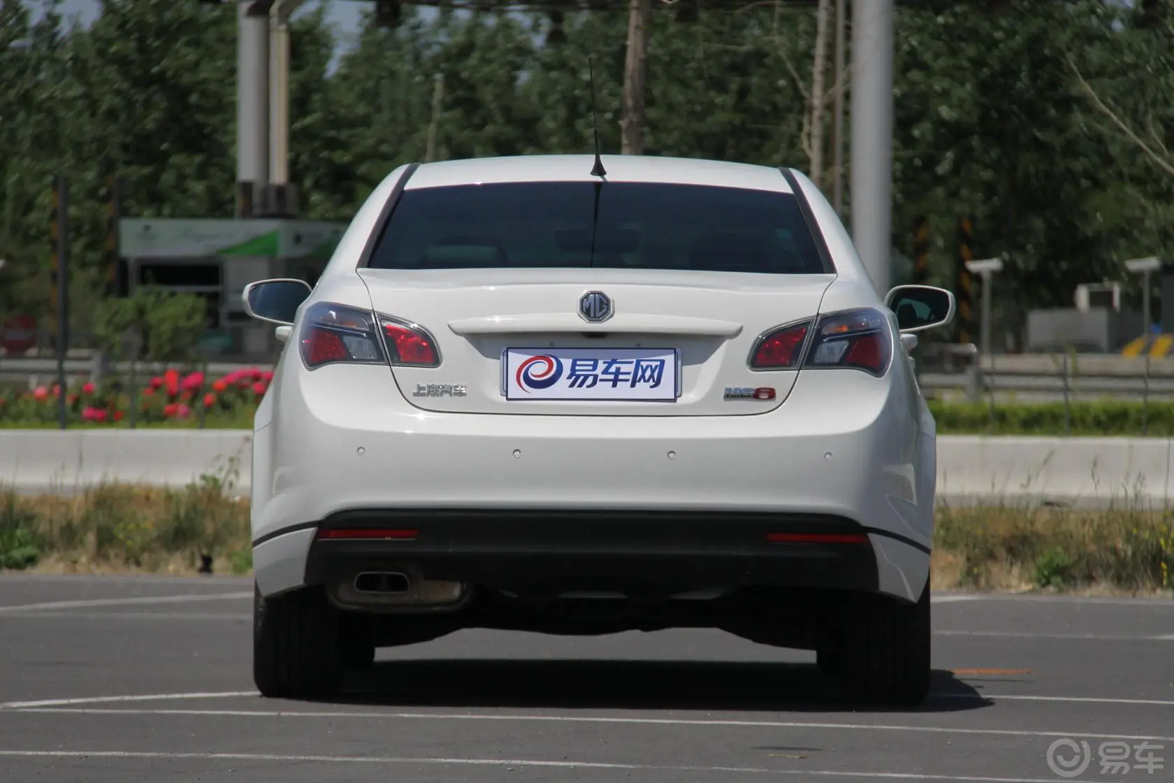 MG6Saloon 1.8T 自动 豪华版正后水平