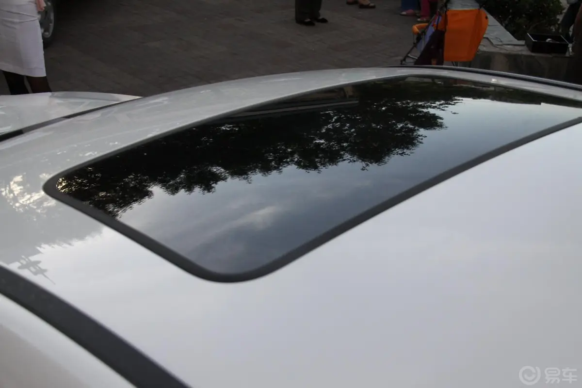 MG6Saloon 1.8T 自动 豪华版天窗（后）