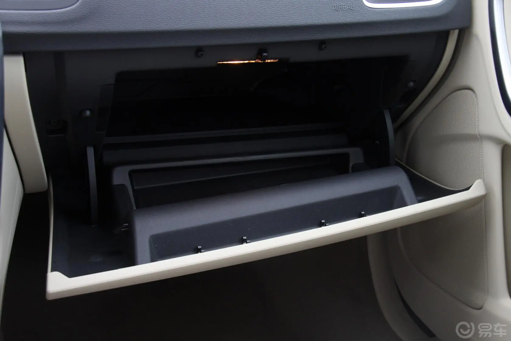 沃尔沃S60(进口)1.6T 双离合 DRIVe舒适版手套箱