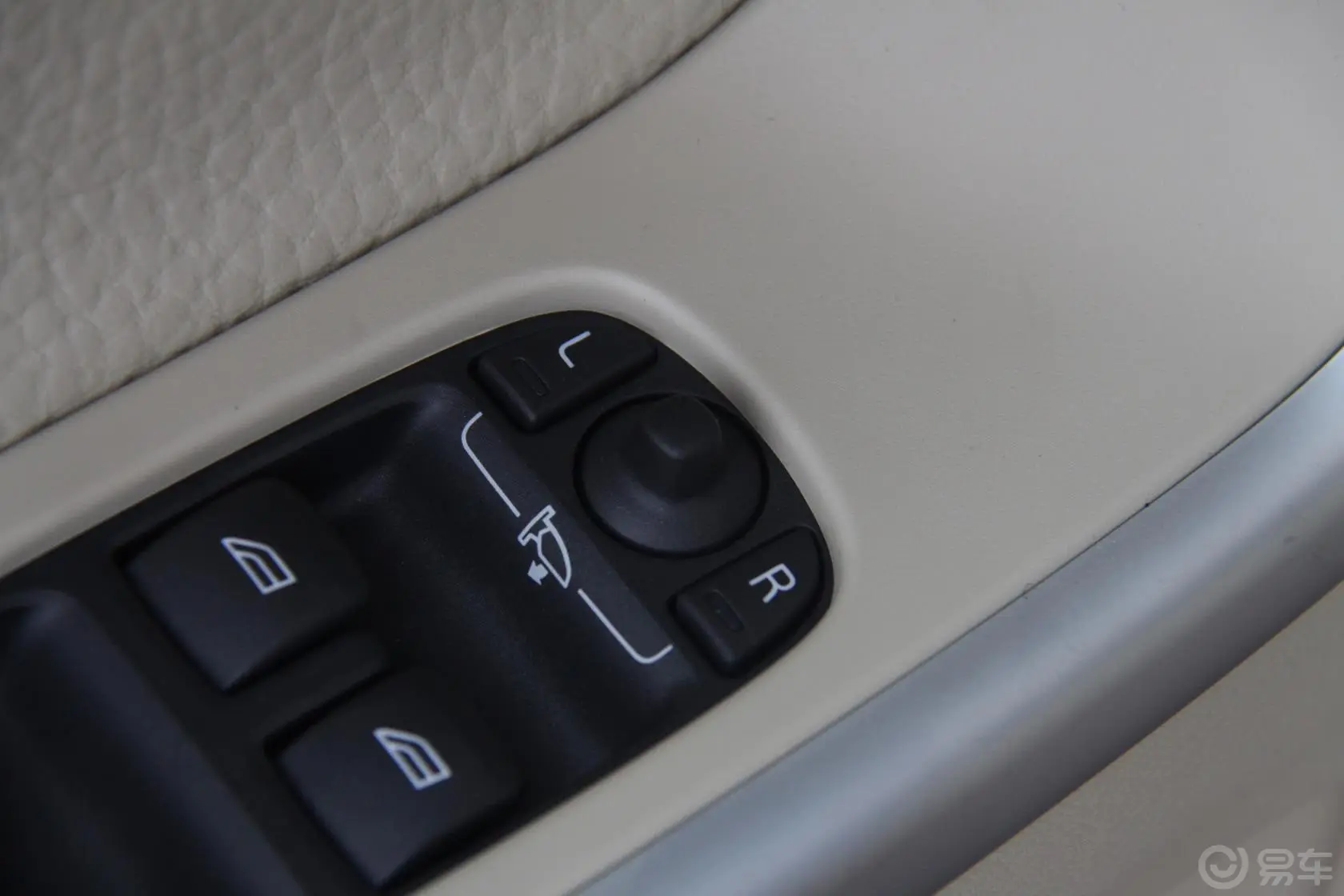 沃尔沃XC60(进口)3.0 T6 AWD舒适版外后视镜控制键
