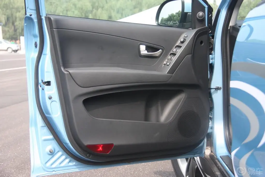 柯兰多2.0T 自动 四驱豪华导航 柴油版驾驶员侧车门内门板