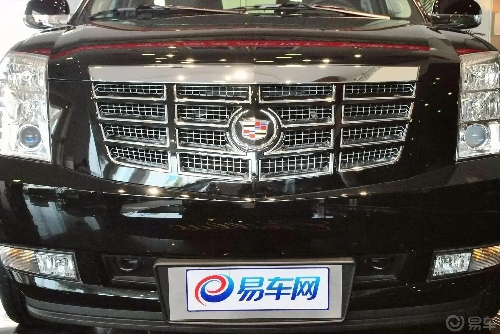 凯雷德6.0L 自动 Hybrid前格栅侧俯拍