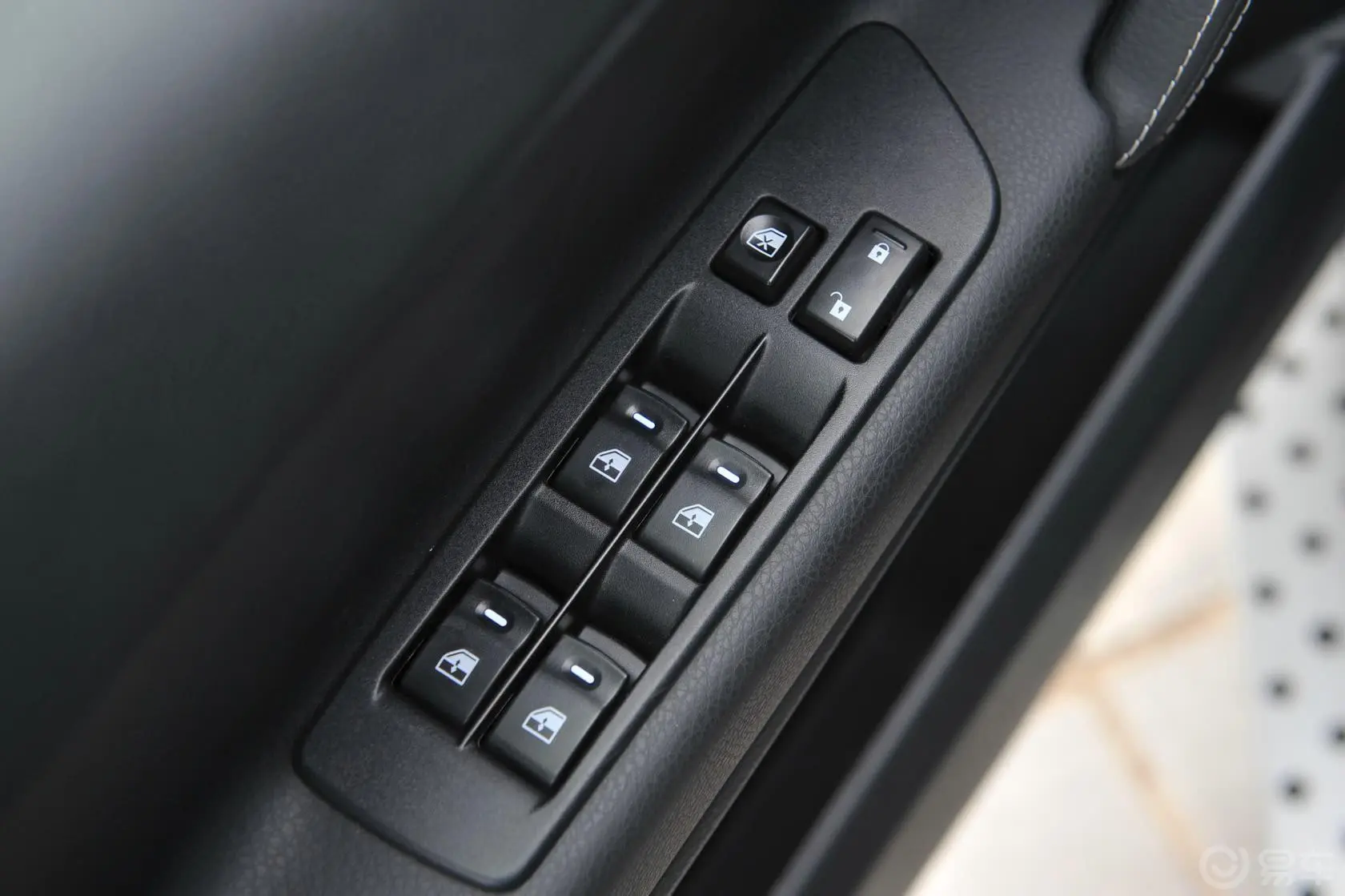 大7 SUV2.2T 自动 四驱 旗舰型电窗控制键