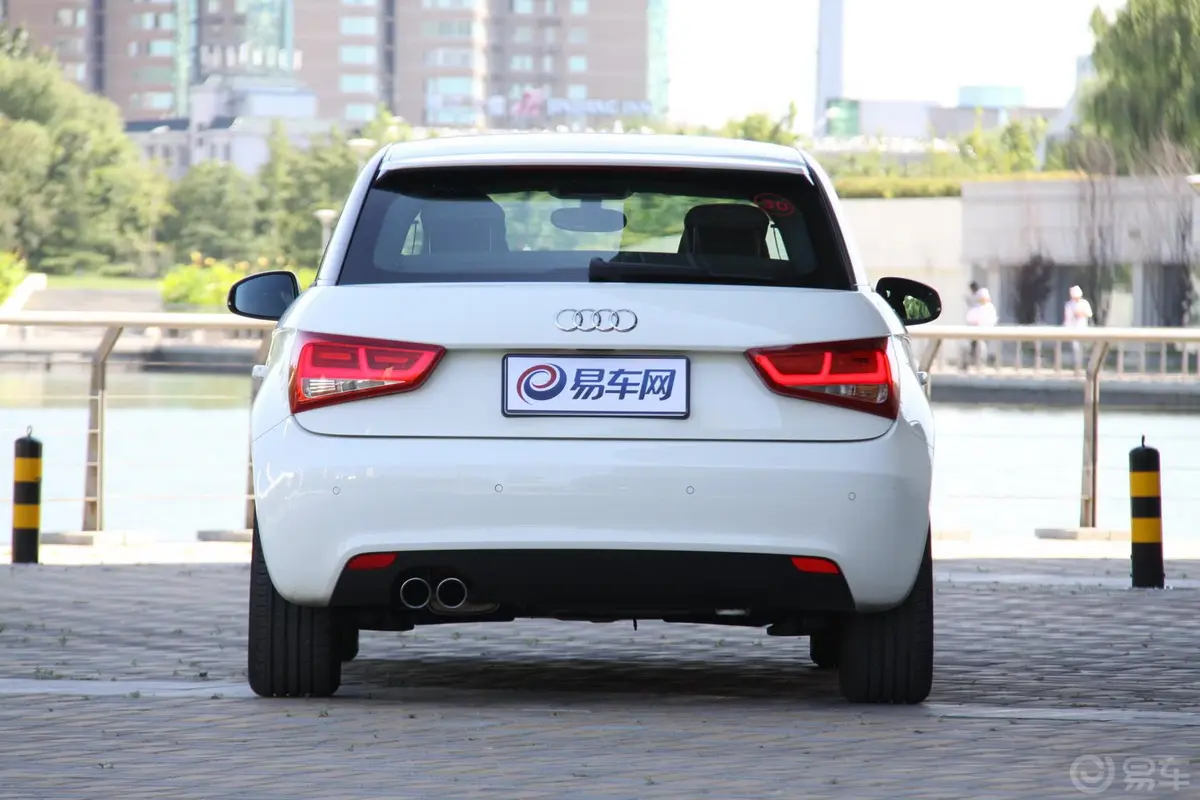 奥迪A11.4 TFSI 双离合 Urban正后水平