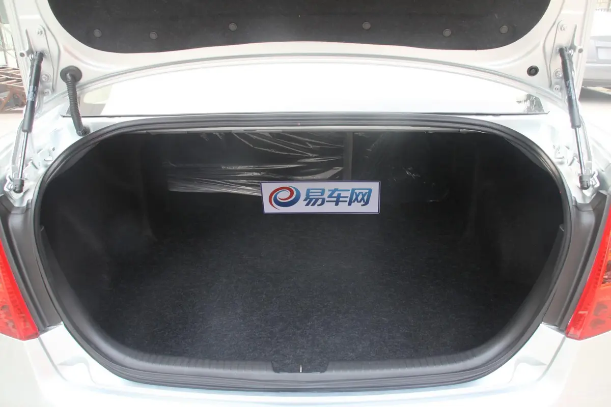 奔腾B501.6L 手动 尊贵型行李箱空间