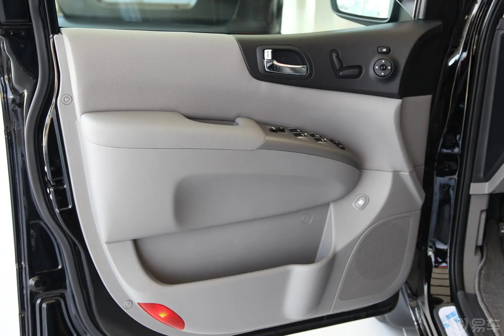 起亚VQ2.7 汽油 舒适版驾驶员侧车门内门板