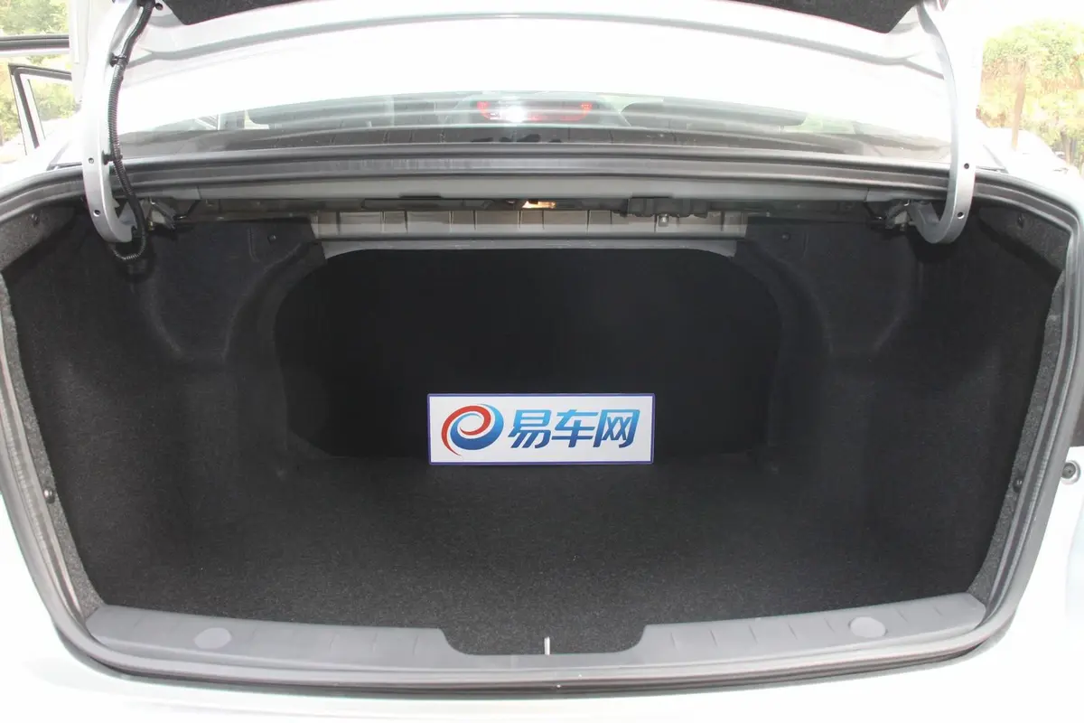 荣威350plus 1.5L 自动 讯达行李箱空间