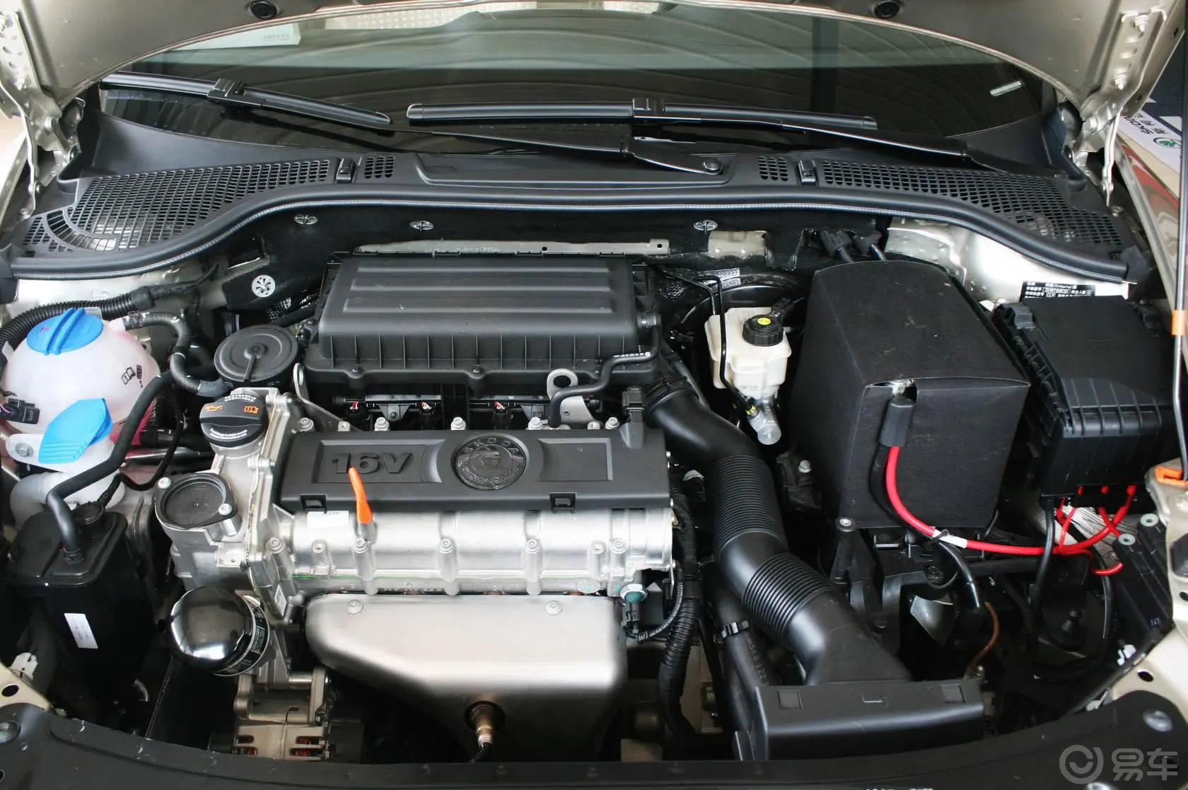 明锐1.6L 16V 手自动一体 逸俊版内饰