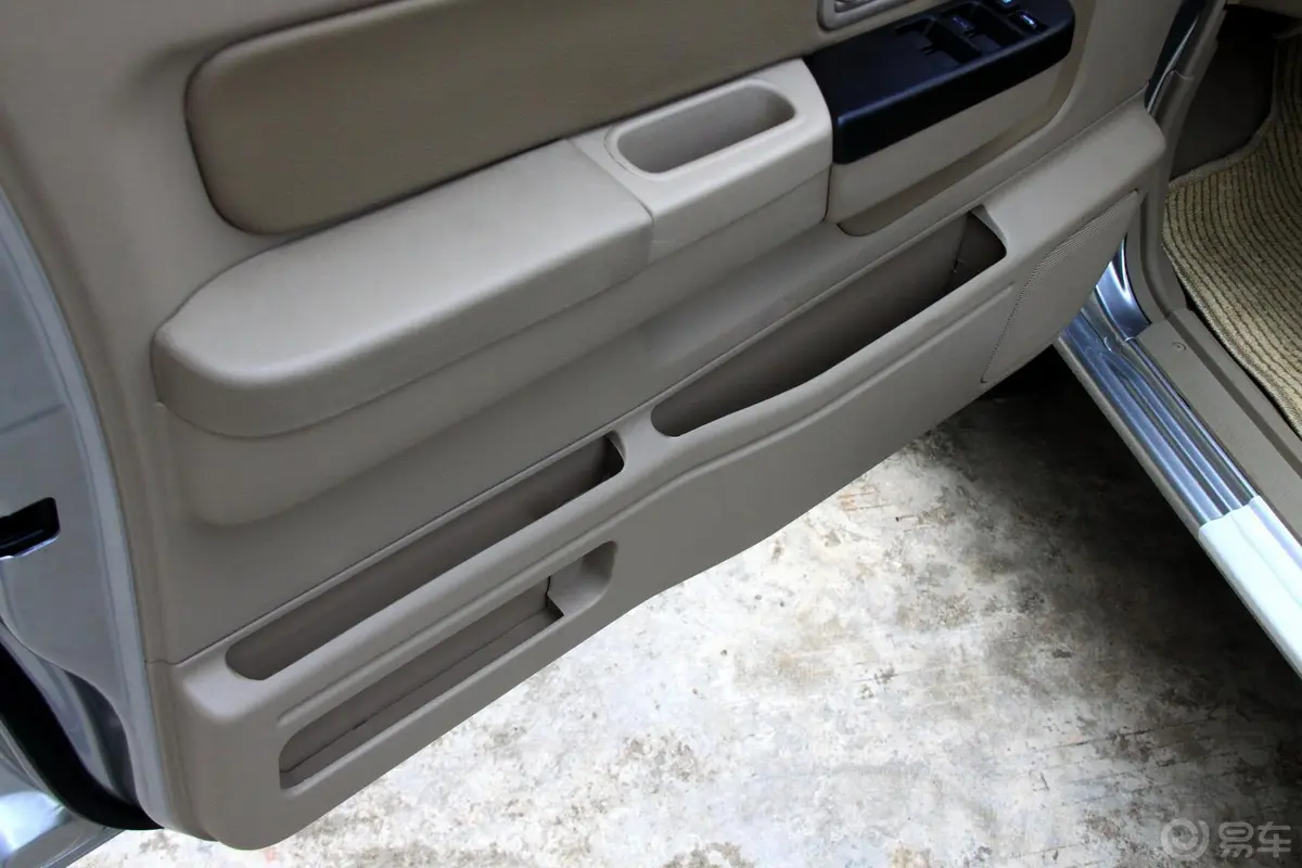 锐骐2WD ZD30柴油豪华型 国Ⅲ驾驶员门储物盒