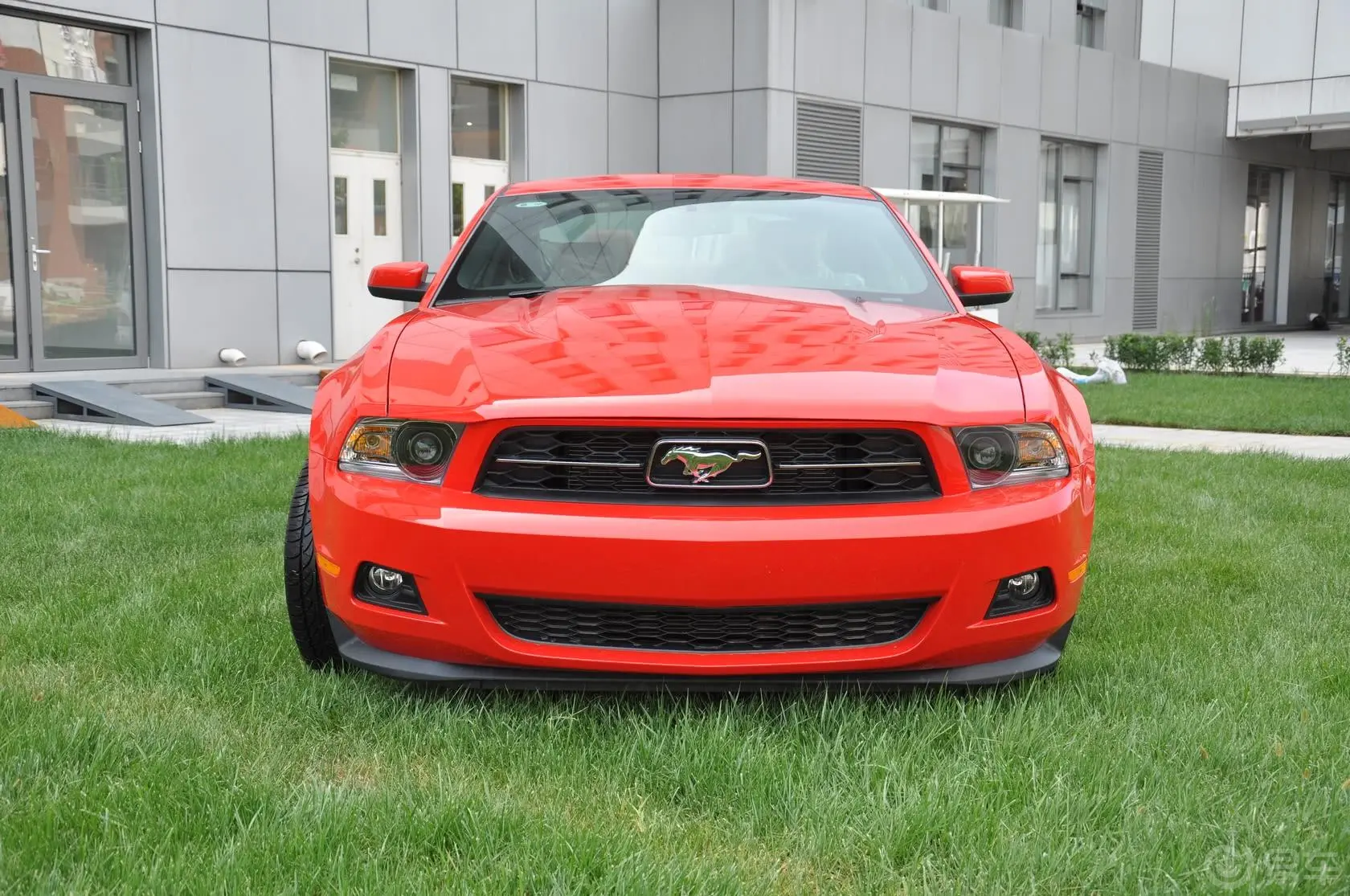 Mustang3.7L 自动 俱乐部版 硬顶正前水平