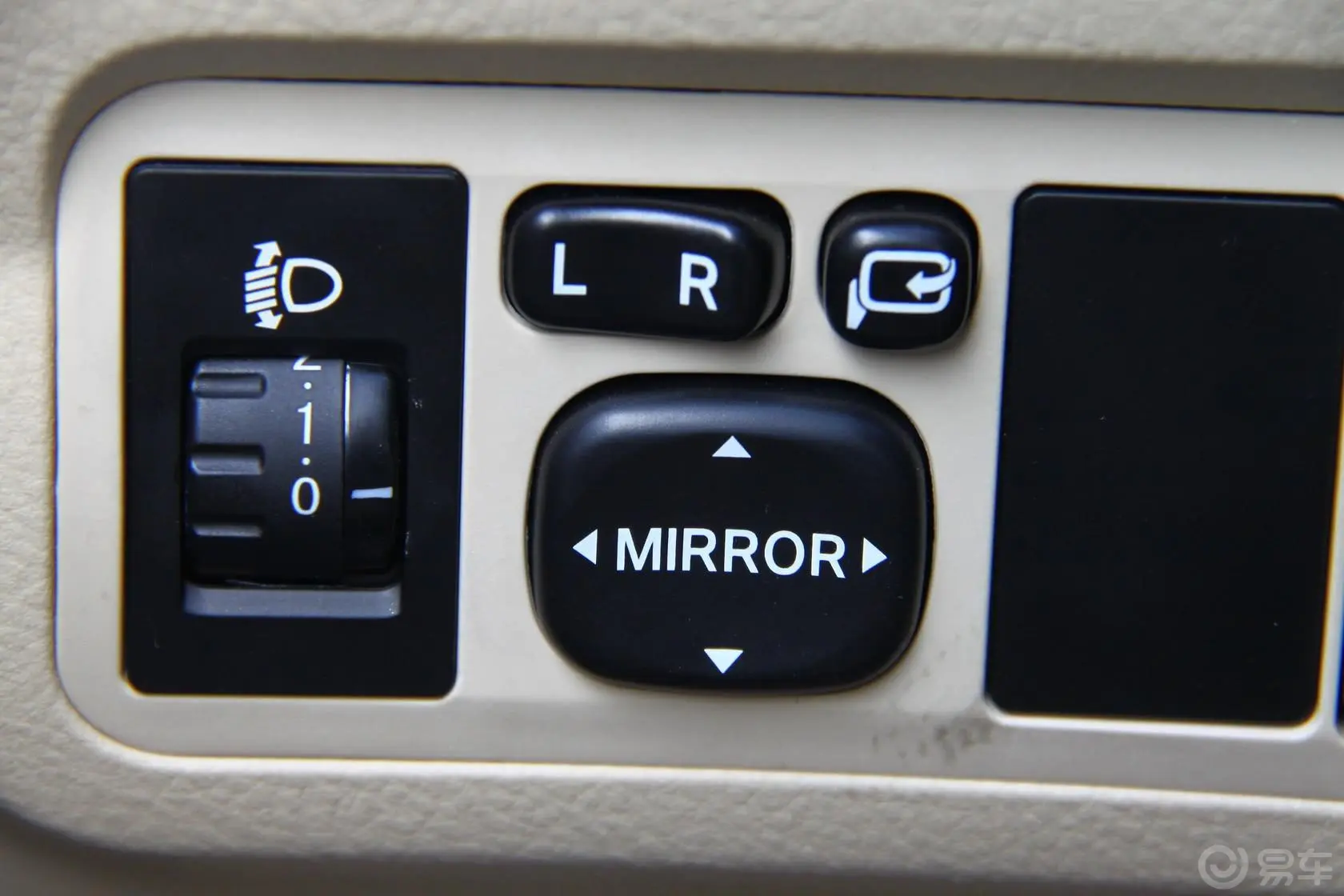 比亚迪G62.0L 手动 尊贵型外后视镜控制键