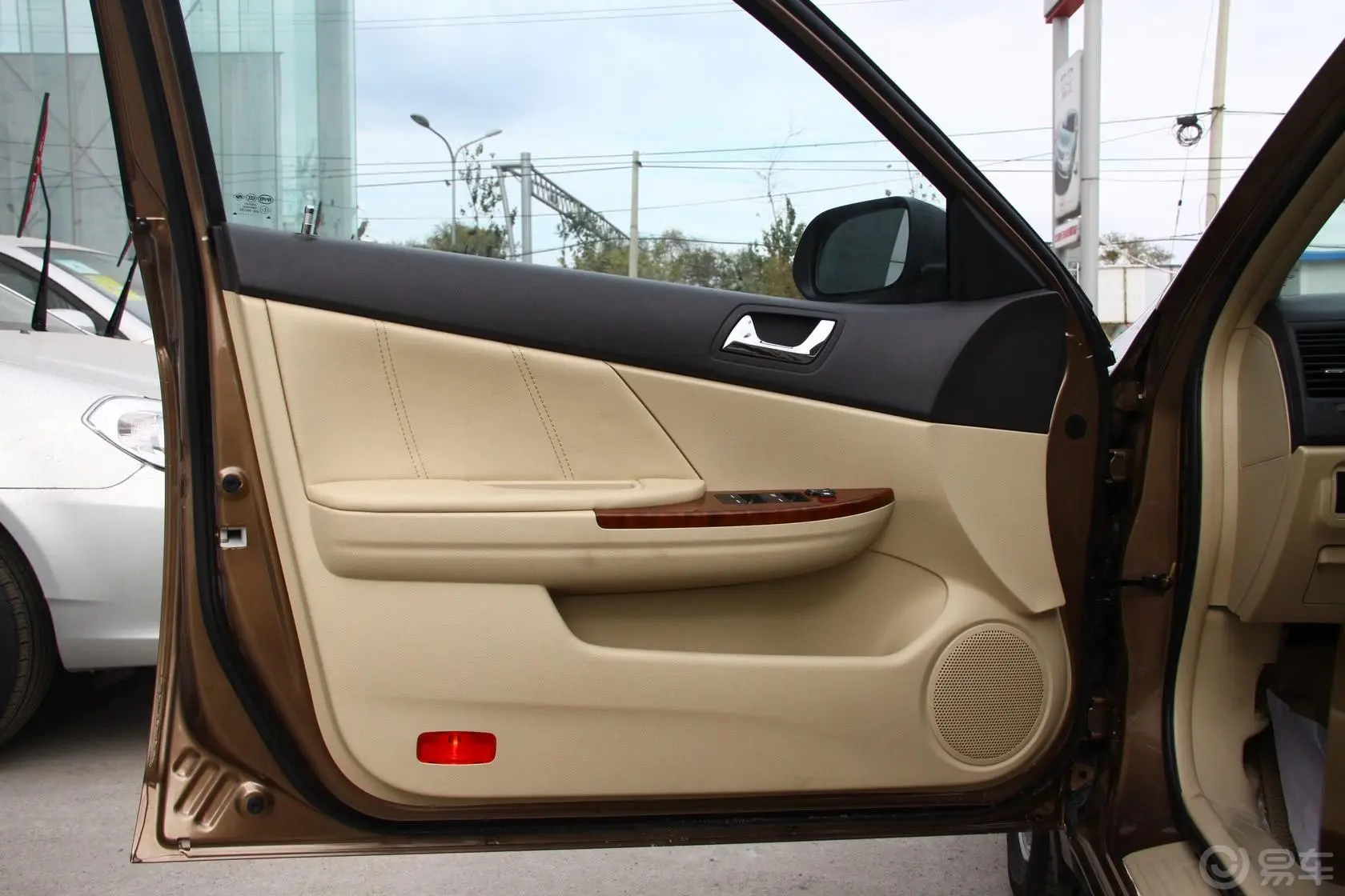 比亚迪G62.0L 手动 尊贵型驾驶员侧车门内门板