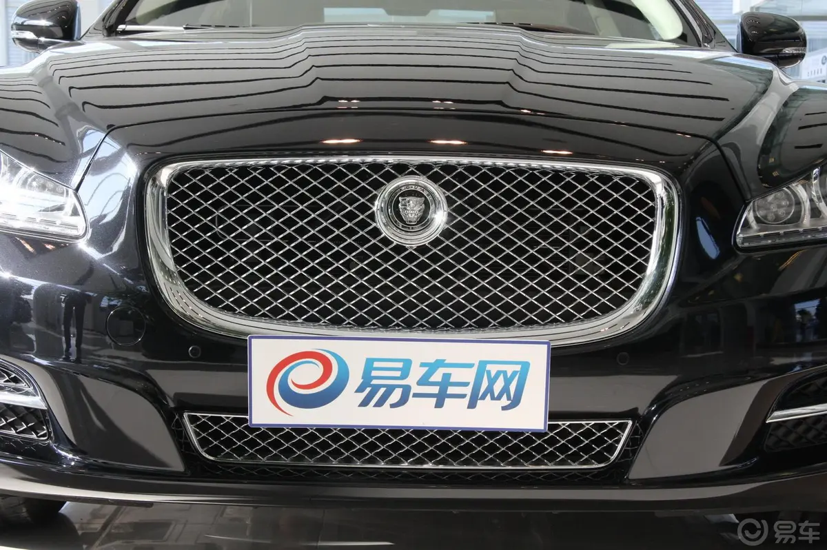 捷豹XJ3.0L 手自一体 全景商务版前格栅侧俯拍