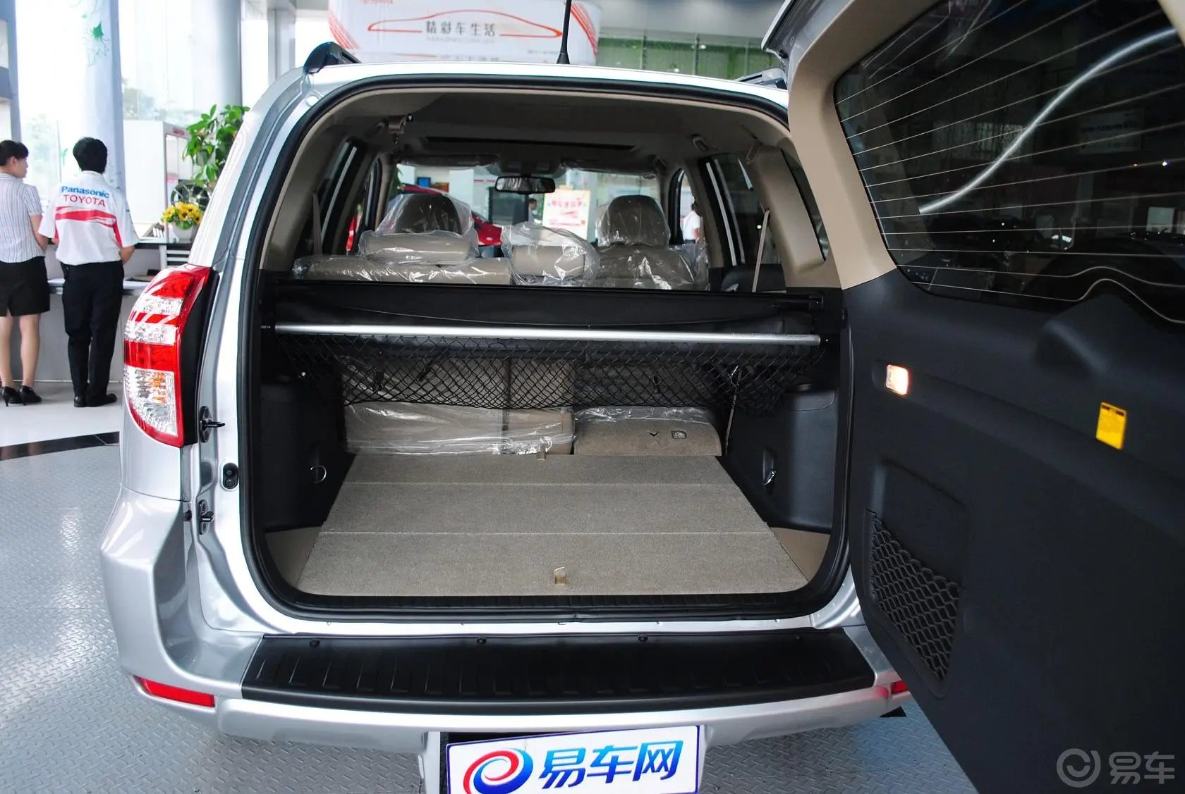 RAV4荣放2.4L 自动 至臻版空间