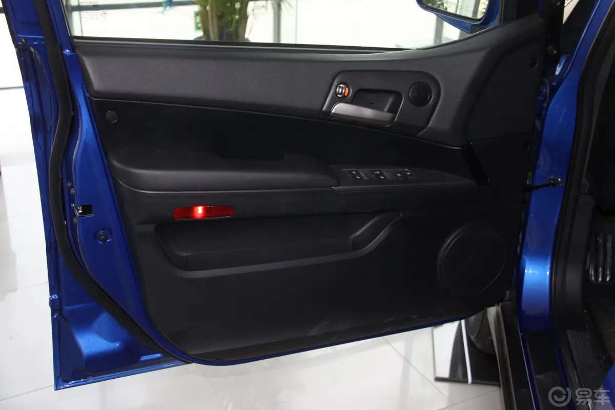 爱腾2.3L 自动 四驱豪华导航版 汽油驾驶员侧车门内门板