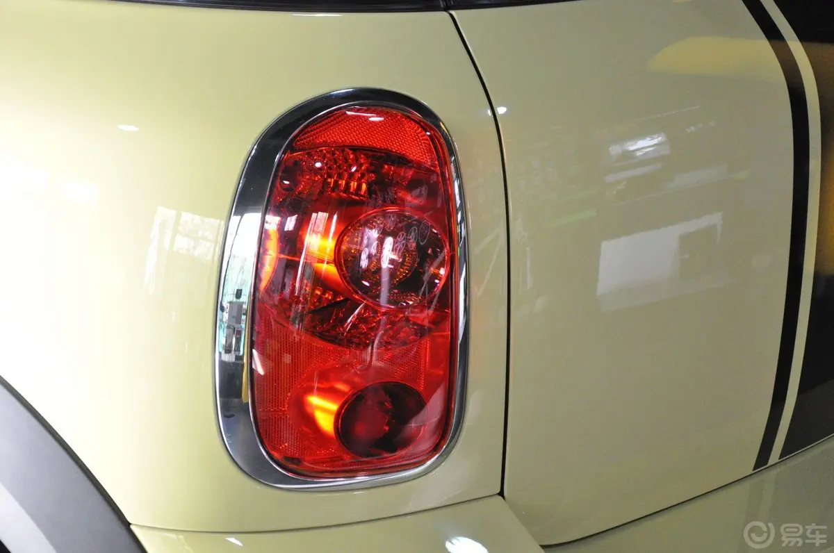 MINI COUNTRYMAN1.6L ONE尾灯侧45度俯拍