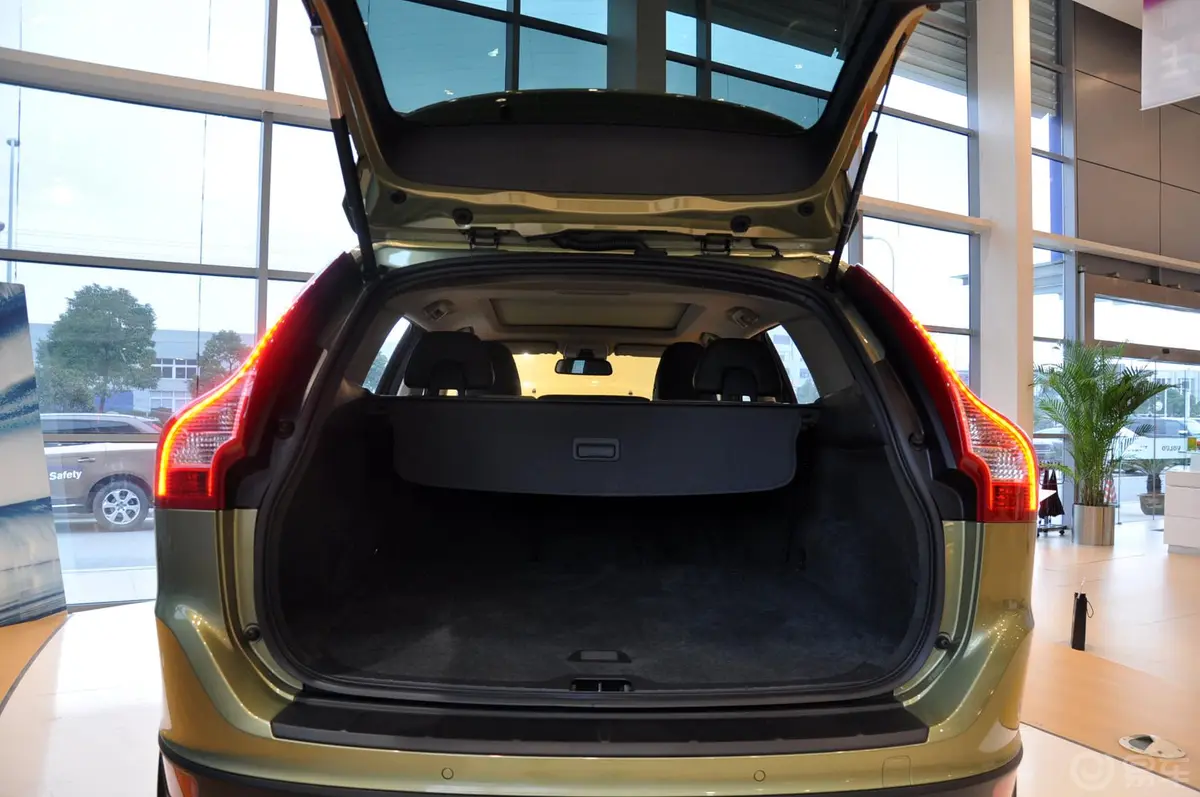 沃尔沃XC60(进口)T6 AWD 智尊版行李箱空间