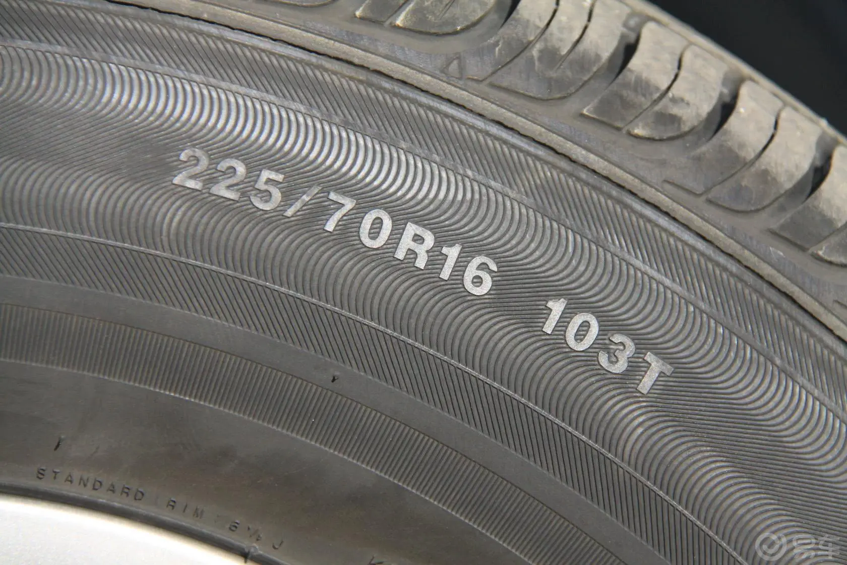 经典圣达菲1.8T 自动 尊贵型 汽油轮胎规格