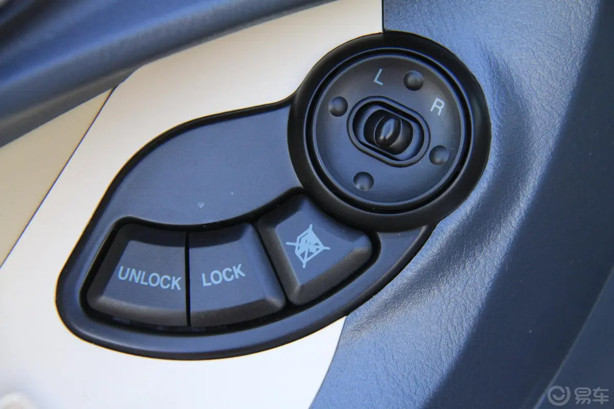 经典圣达菲1.8T 自动 尊贵型 汽油外后视镜控制键