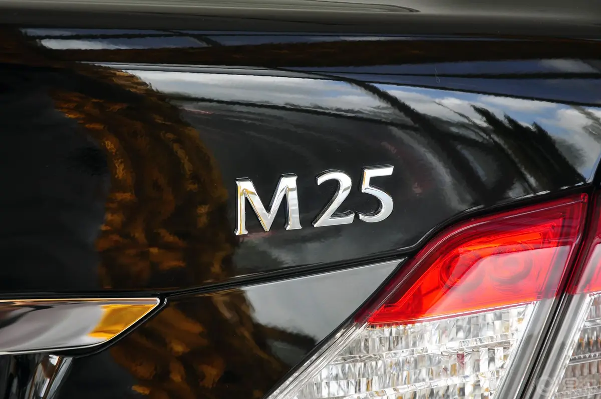 英菲尼迪M系25 豪华版正侧车头向左水平