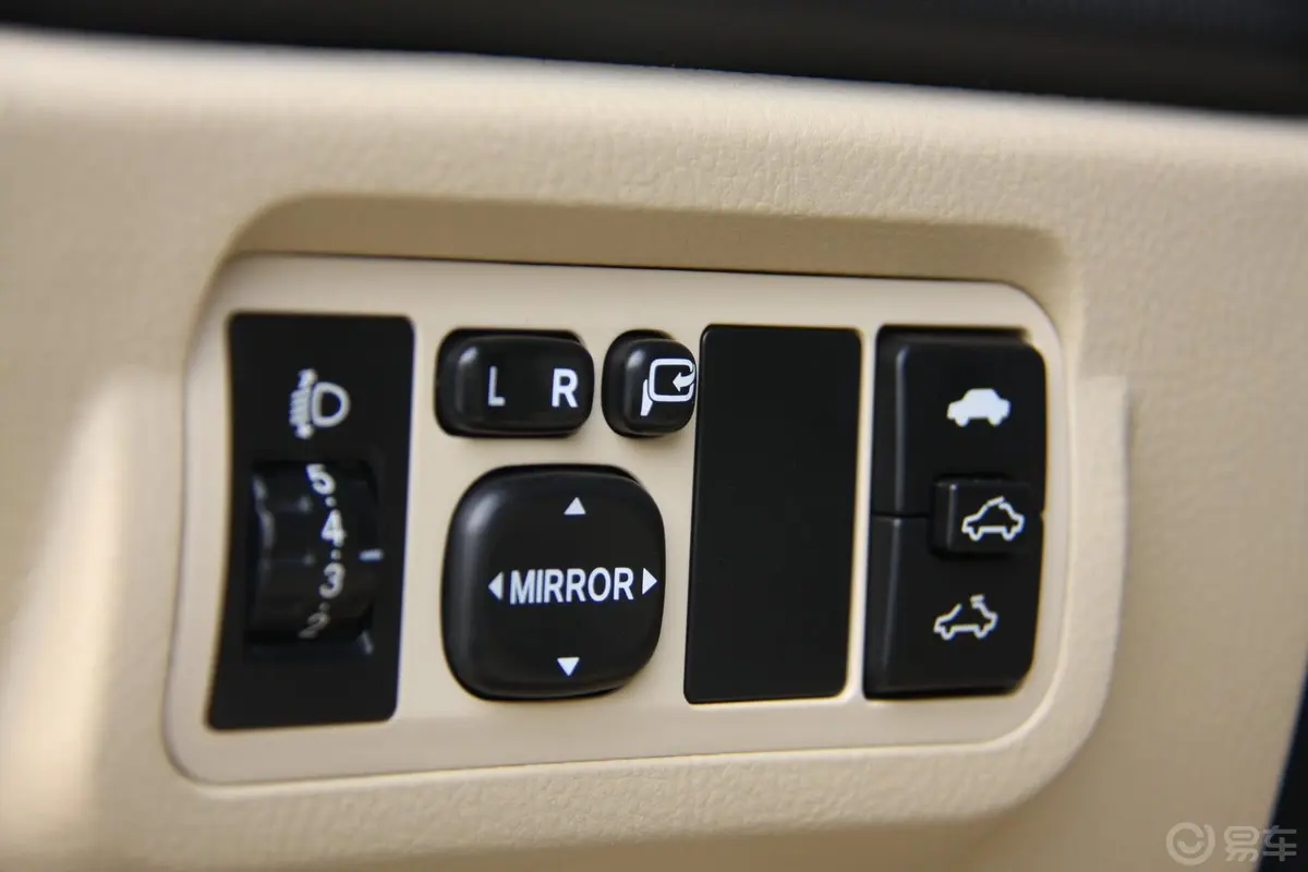 比亚迪G61.5T 手动 尊贵型外后视镜控制键