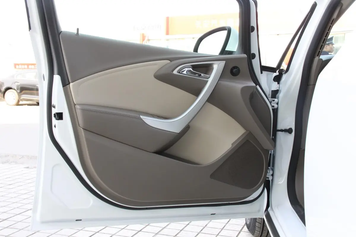 英朗GT 1.6L 自动 舒适天窗版驾驶员侧车门内门板