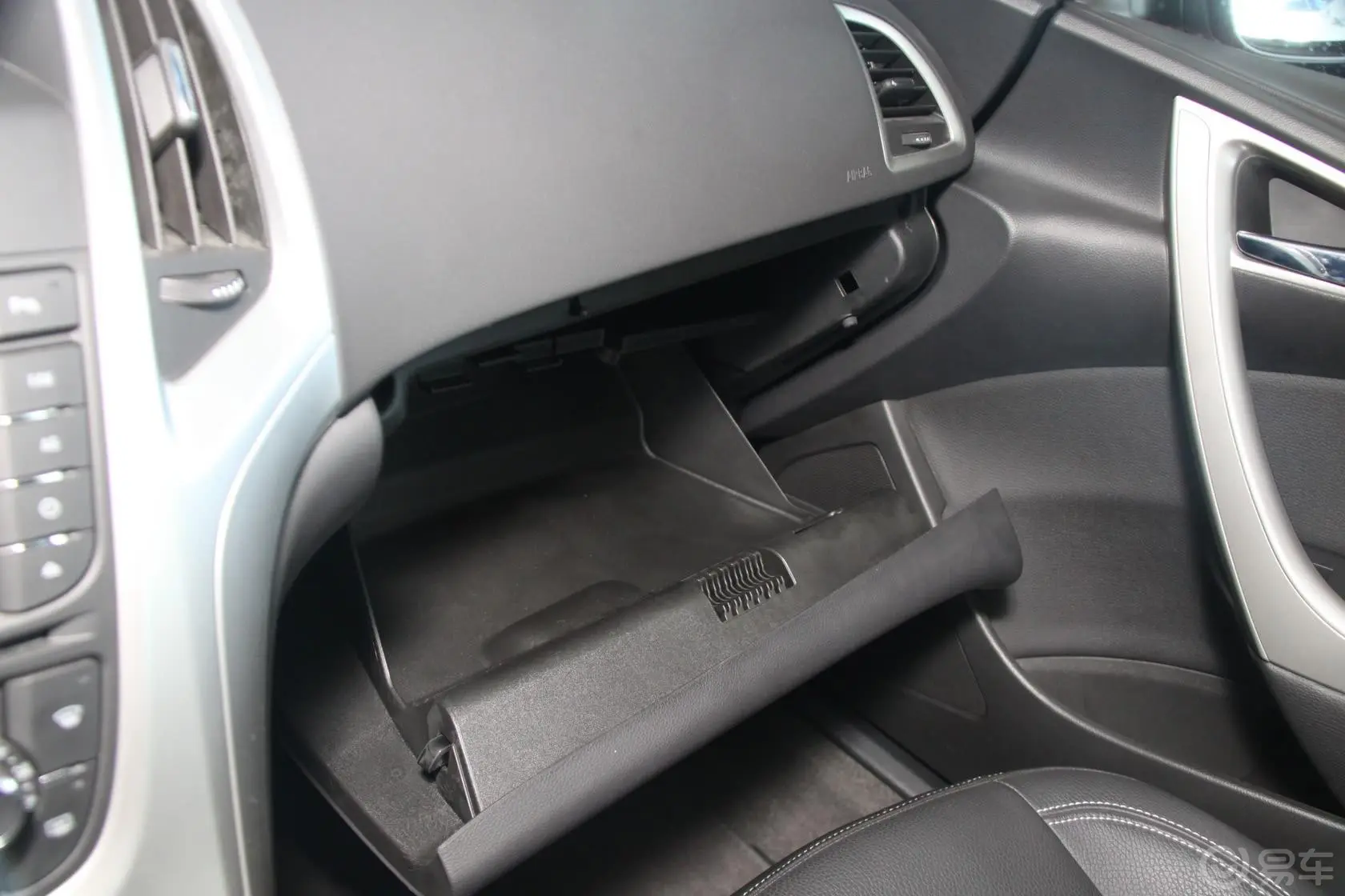 英朗GT 1.6T 自动 时尚运动型 真皮款手套箱