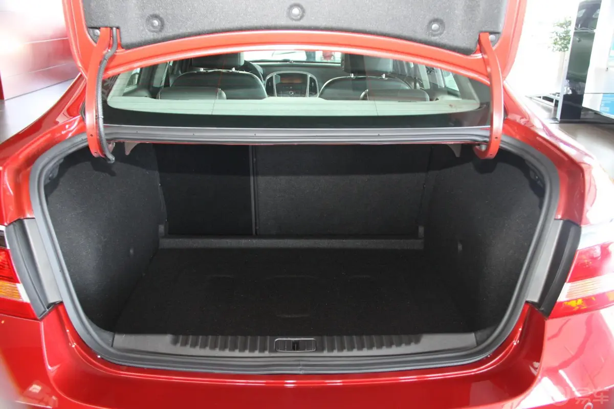 英朗GT 1.6T 自动 时尚运动型 真皮款行李箱空间