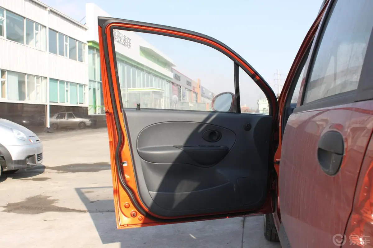 乐驰P—TEC 1.0MT 优越型驾驶员侧车门内门板