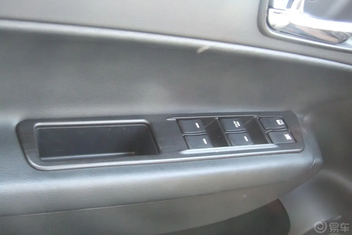 传祺GS52.0L 手动 豪华版车窗升降键