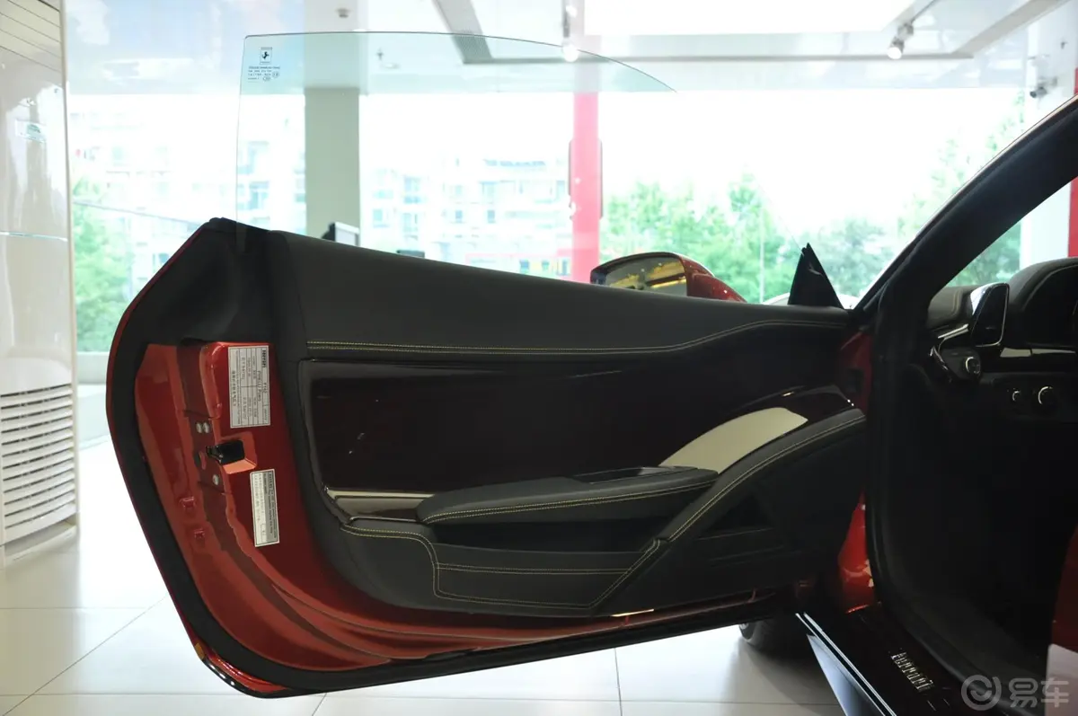 法拉利4584.5L Italia 中国限量版驾驶员侧车门内门板