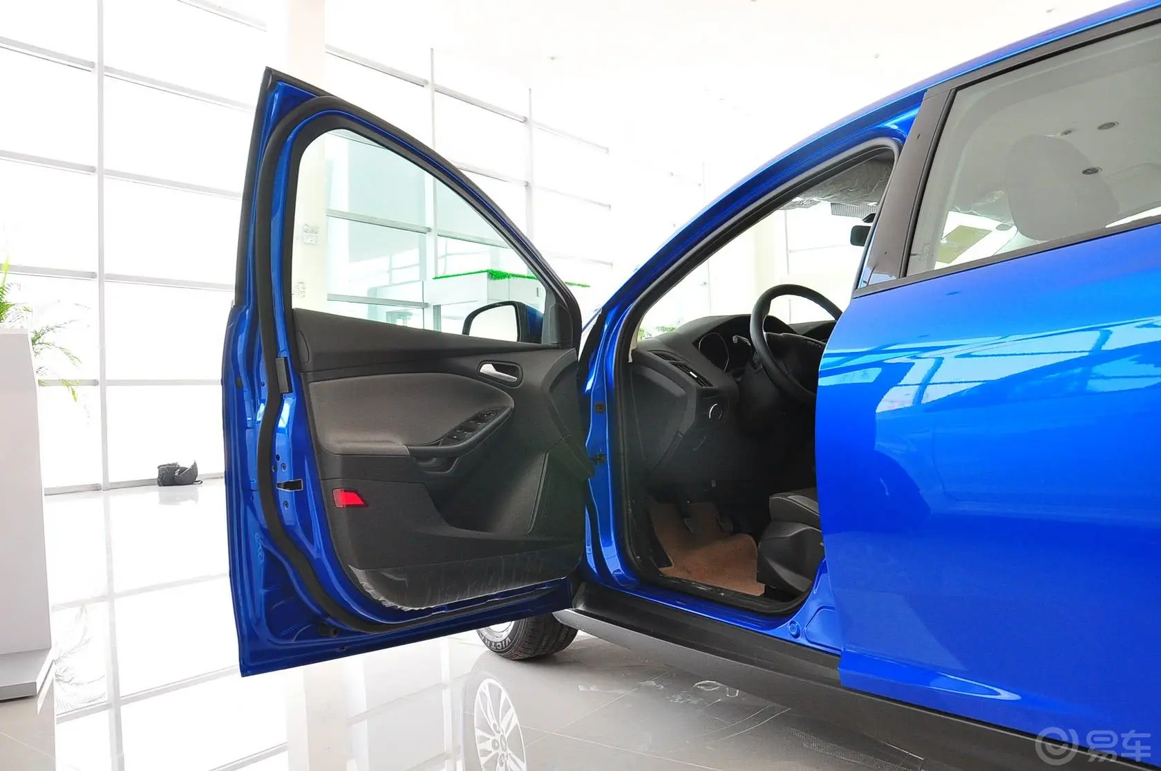 福克斯两厢 1.6L 手动 舒适型驾驶员侧车门内门板