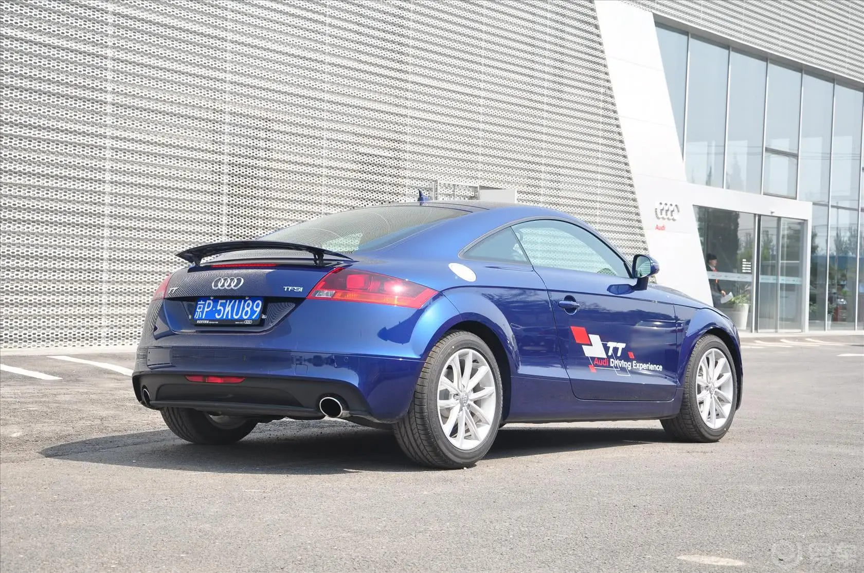 奥迪TTTT Coupe 2.0 TFSI S tronic quattro侧后45度车头向右水平