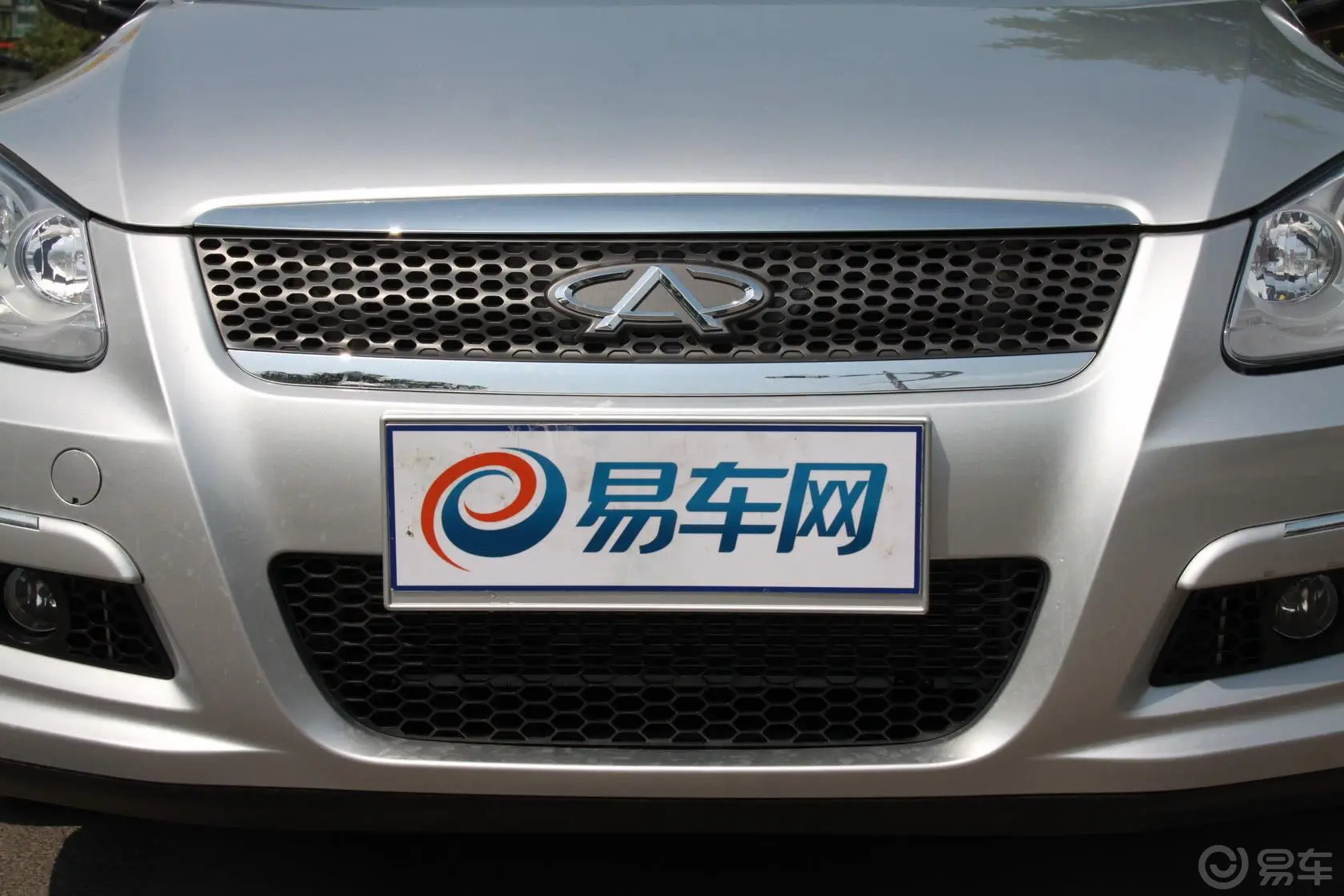 奇瑞A3三厢 1.6L CVT 进取型前格栅侧俯拍