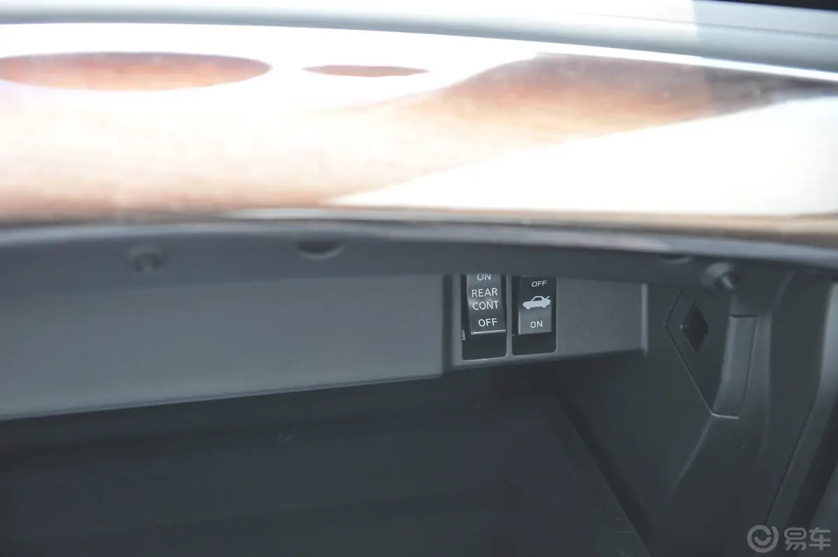 英菲尼迪M系25L 2.5L 手自一体 奢华版车内行李箱开启键