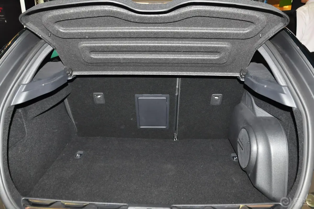 DS 5(进口)1.6T 手自一体 豪华版行李箱空间
