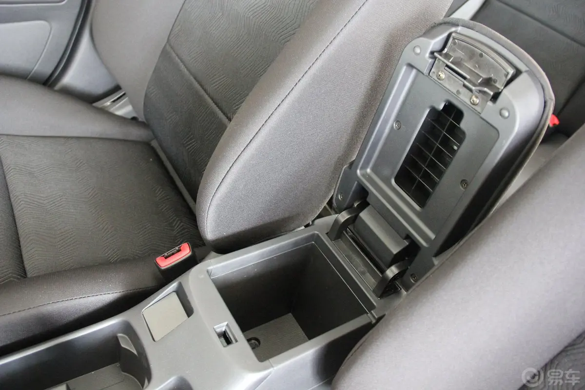 翼神1.8L 自动 时尚版 舒适型前排中央扶手箱空间