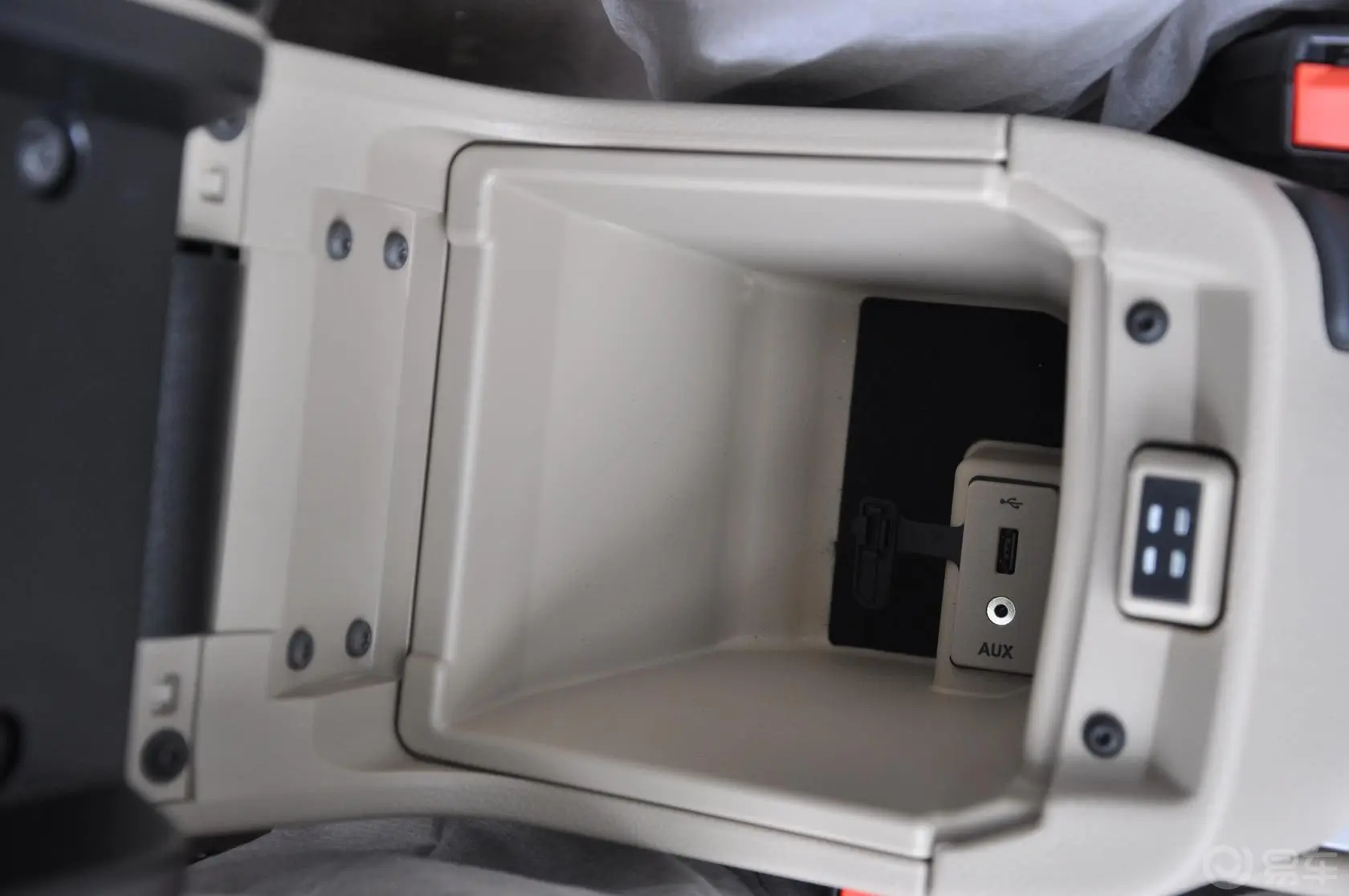 福克斯经典款 1.8L 自动 时尚型前排中央扶手箱空间