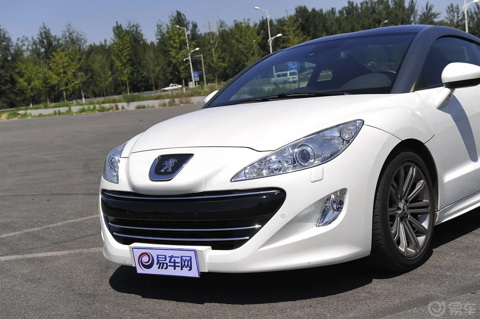 标致RCZ1.6T 自动 豪华运动型车头局部