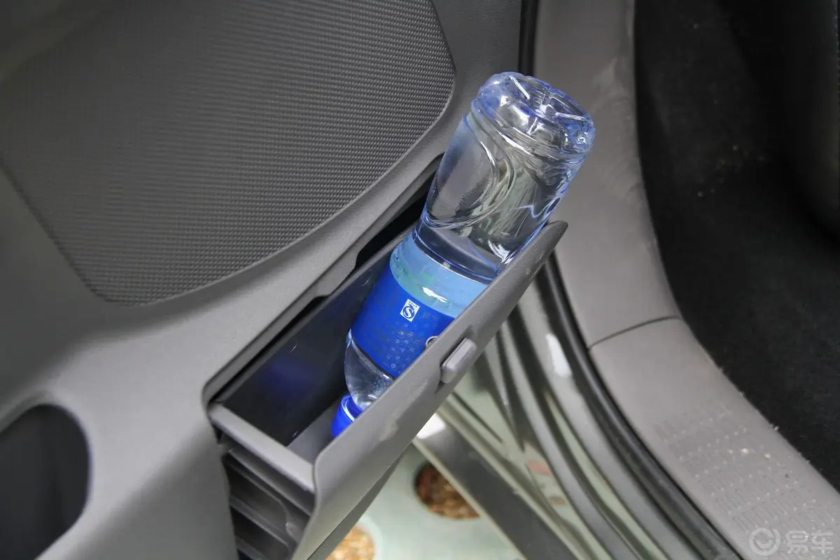 长城V801.5T 手动 雅尚版驾驶员门储物盒
